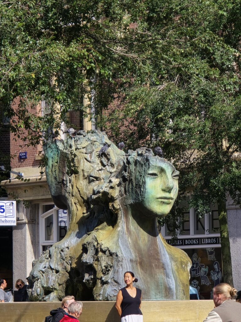 The bronze two-headed sculpture on Rokin