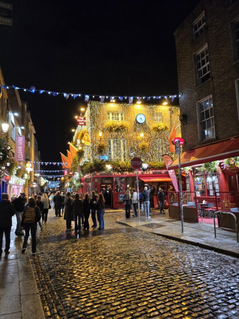 Temple Bar on a busy night