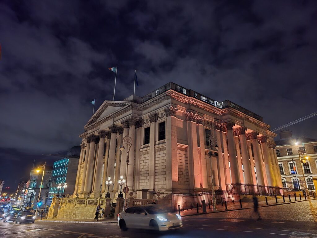 Dublin City Hall at night
